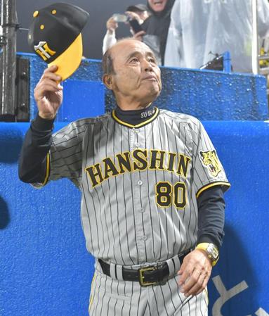 　ファンの声援に応えながら球場を後にする岡田監督（撮影・立川洋一郎）