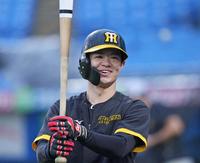 　笑顔を見せて打撃練習する中野（撮影・立川洋一郎）