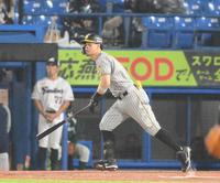 　１回、佐藤輝が右中間に２者連続本塁打を放つ（撮影・堀内翔）