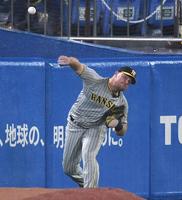 　４回、好返球で三走・村上の生還を阻止したノイジー（撮影・棚橋慶太）