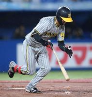 　８回、遊ゴロに倒れた中野（撮影・棚橋慶太）