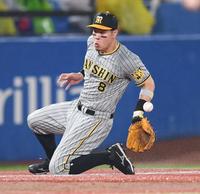 　９回、塩見の打球をファンブルする佐藤輝（撮影・棚橋慶太）