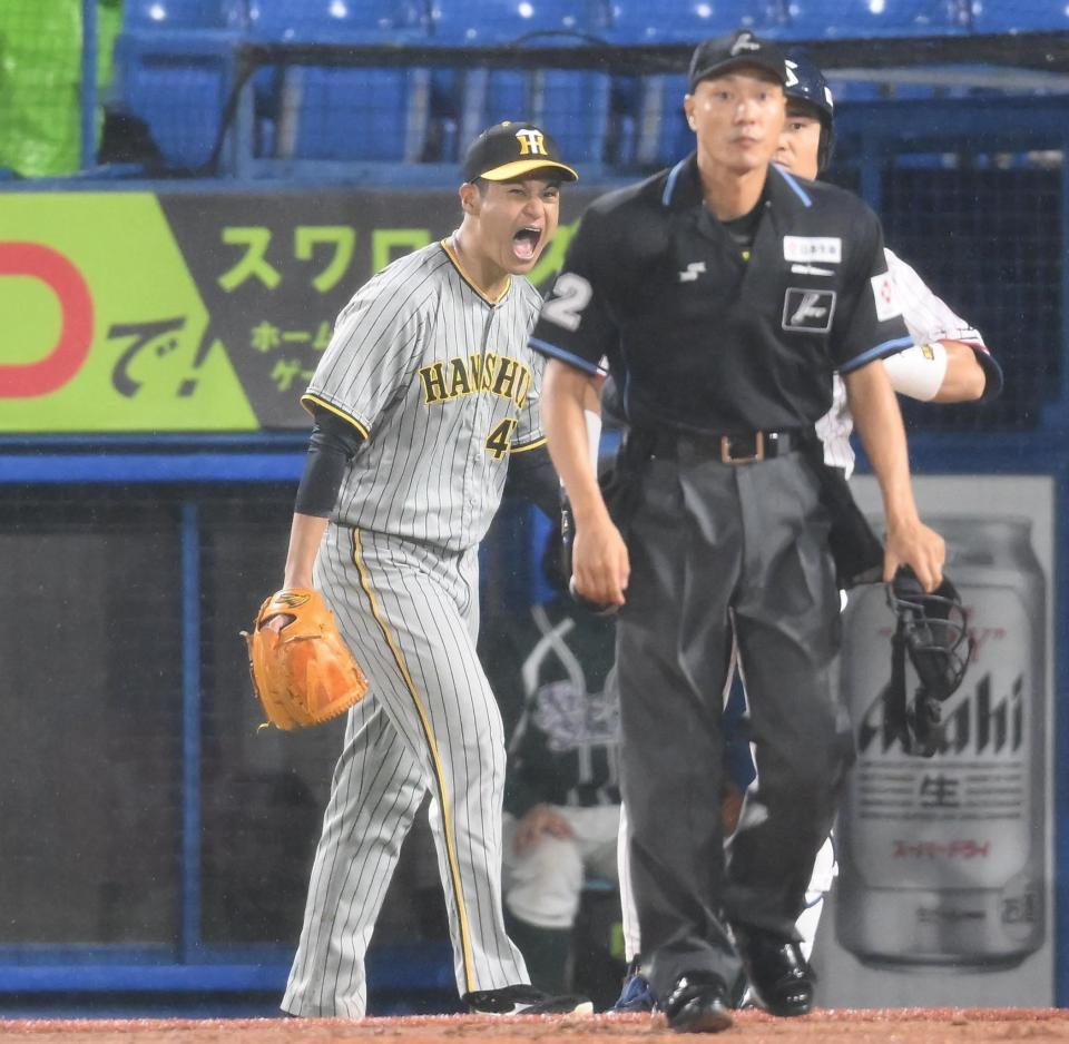 　４回、左翼手・ノイジーの好返球に雄たけびを上げる大竹（撮影・堀内翔）