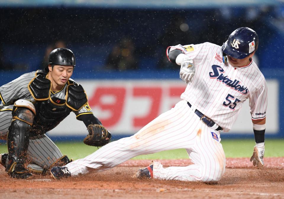 　４回、浜田の左邪飛で本塁を狙うもタッチアウトになった村上。捕手は坂本（撮影・棚橋慶太）