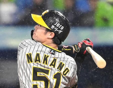 　１回、左邪飛に倒れる中野