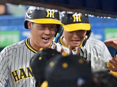　１回、先制２ランを放ち、ナインの祝福に応える大山