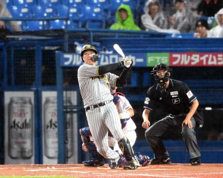 　１回、大山が左越えに先制の２ランを放つ