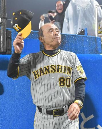 　ファンの声援に応えながら球場を後にする岡田監督