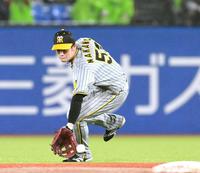 　７回、塩見の打球を軽快なフィールディングで処理する中野