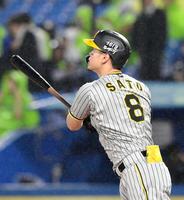 　１回、２者連続本塁打となるソロを放つ佐藤輝