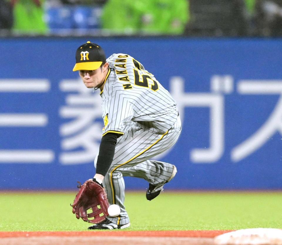 　７回、塩見の打球を軽快なフィールディングで処理する中野