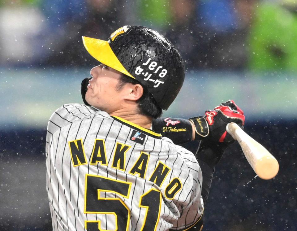 　１回、左邪飛に倒れる中野