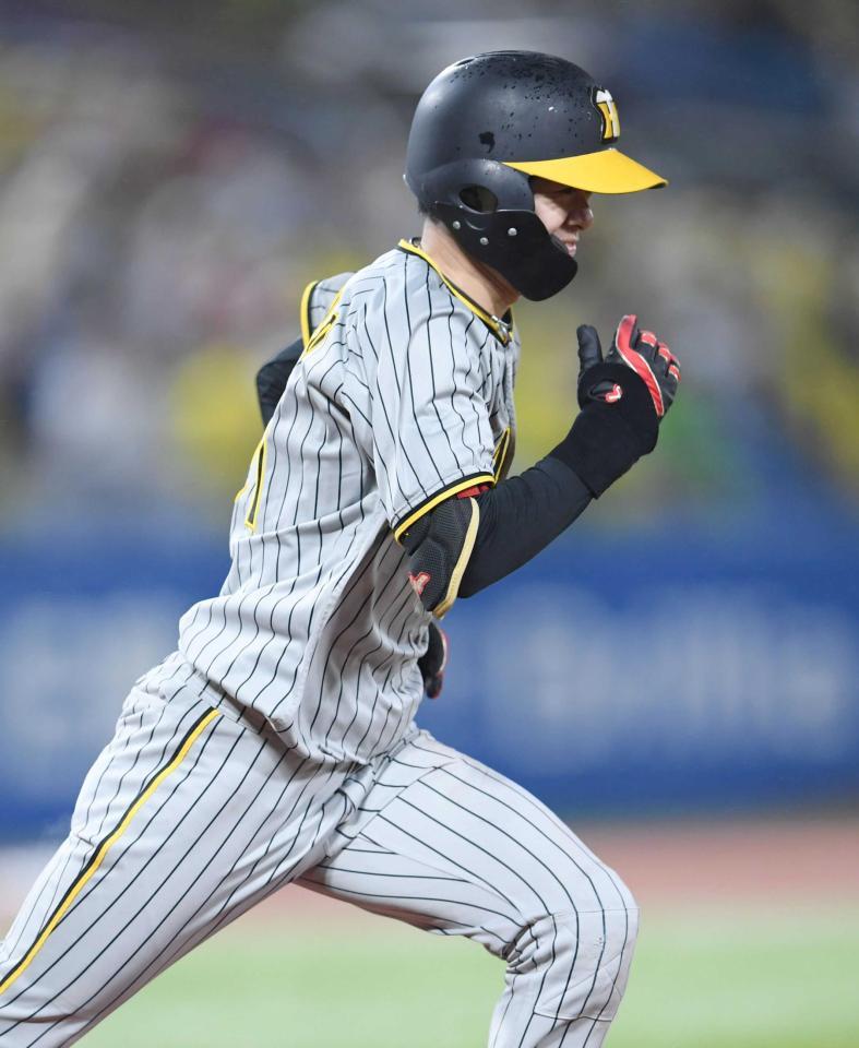 　８回、遊ゴロで一塁へ走る中野