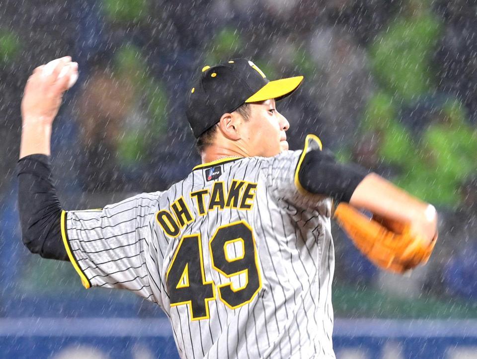 　降りしきる雨の中、ヤクルト打線を相手に力投する大竹