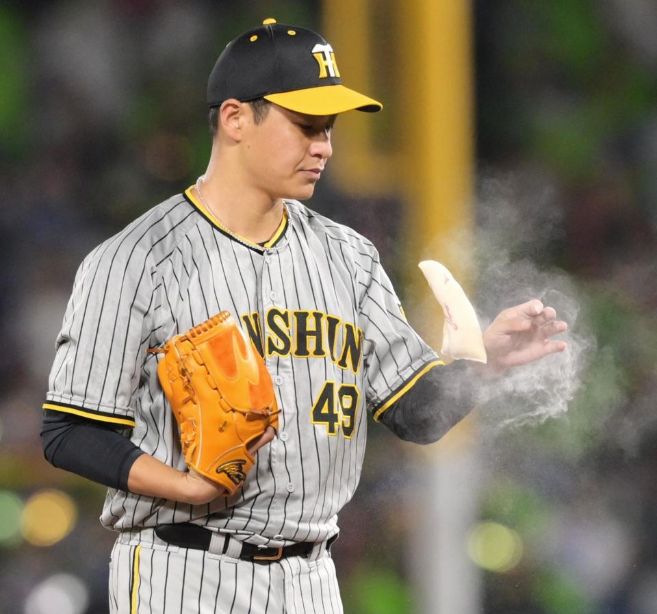 　５回、山田に適時打を打たれて同点に追いつかれ、ロジンの粉を手にまとう大竹＝４日