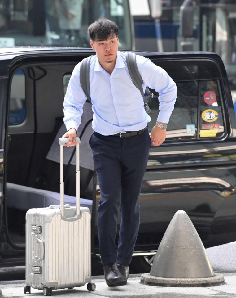 　帰阪する佐藤輝