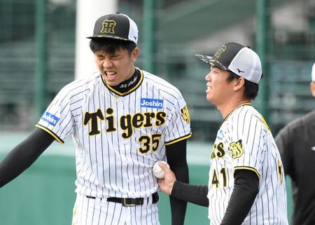 　「村上さんあっち行って下さい」と言わんばかりの才木（右）＝撮影・中田匡峻