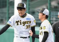 　「村上さんあっち行って下さい」と言わんばかりの才木（右）＝撮影・中田匡峻