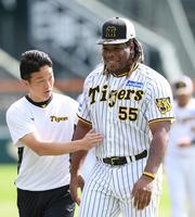 　中西通訳（左）にお腹を触られ、笑顔のミエセス（撮影・中田匡峻）