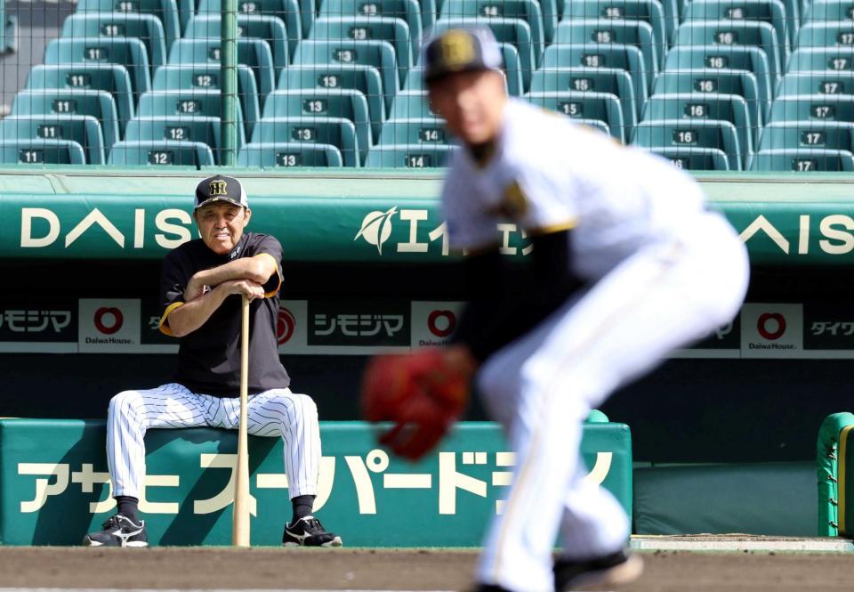 　投内連係を見つめる岡田監督（撮影・山口登）