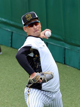 　キャッチボールする岩崎（撮影・山口登）