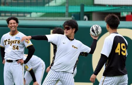 　大竹がトレーニングするボールを投げる岩貞（中央）＝撮影・山口登