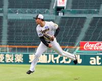 　シートノックで軽快な動きを見せる森下（撮影・山口登）