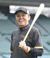 　練習を見守る岡田監督（撮影・高部洋祐）