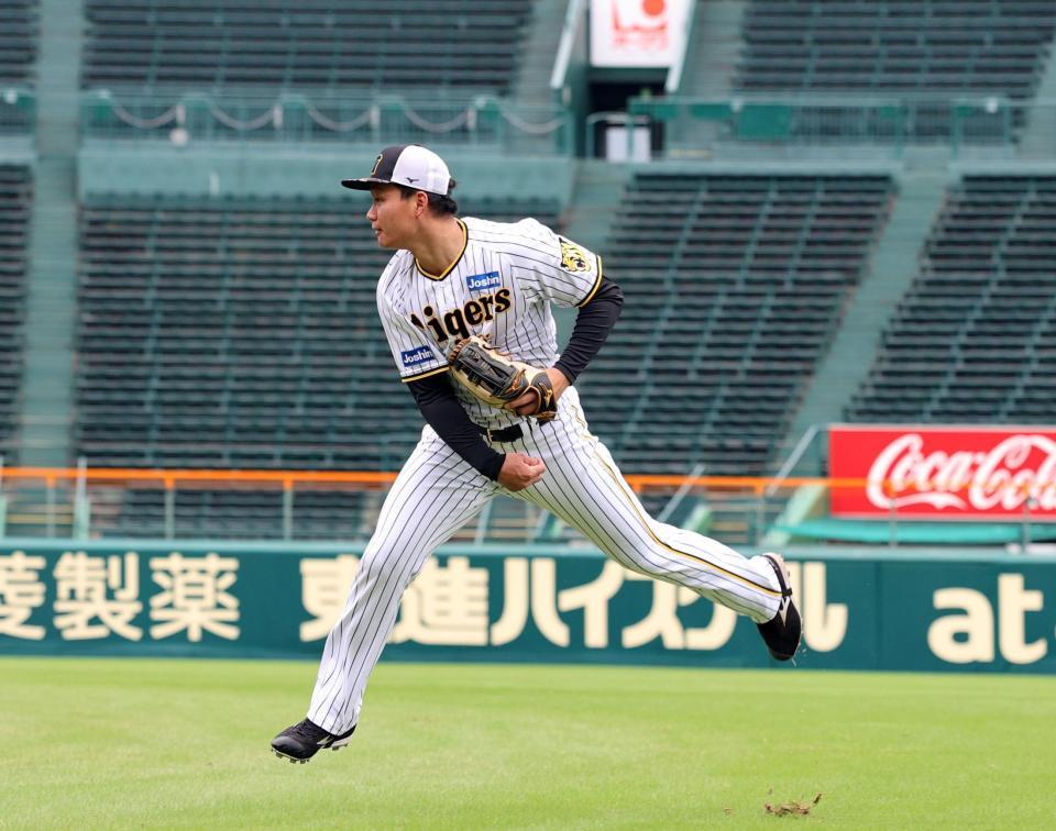 　シートノックで軽快な動きを見せる森下（撮影・山口登）