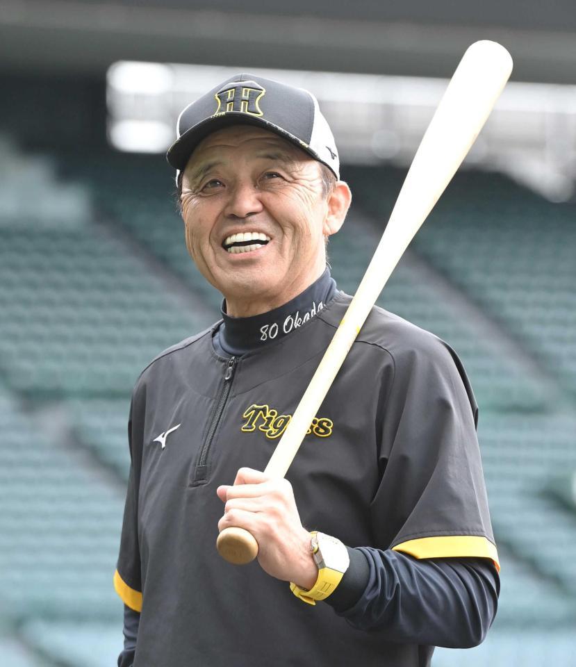 　練習を見守る岡田監督（撮影・高部洋祐）