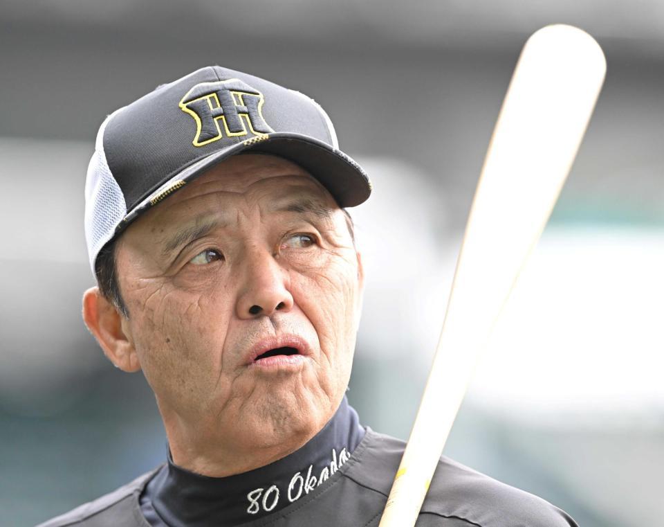 　練習を見守る岡田監督（撮影・高部洋祐）