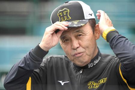 　甲子園で全体練習を見守る岡田監督（撮影・北村雅宏）