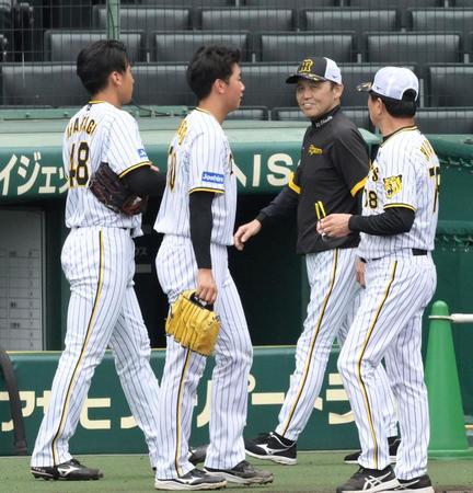 　登板を終えた（左から）茨木、門別の横を通って引き揚げる岡田監督（中央奥）＝撮影・立川洋一郎
