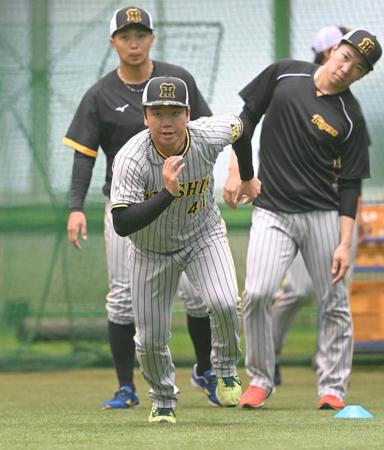 　登板に向け汗を流す村上（手前）＝撮影・高部洋祐