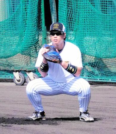 　キャッチボールで左手の状態を確認する梅野
