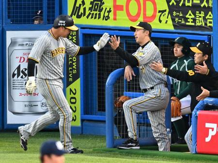 　６年ぶりにタテジマ復帰した今岡コーチにとって大山（左）はずっと気になる教え子だった