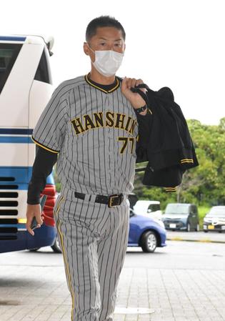 　球場入りする今岡コーチ（撮影・高部洋祐）