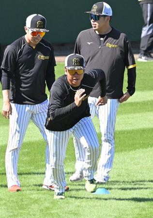 　登板に向け汗を流す村上（手前）＝撮影・高部洋祐