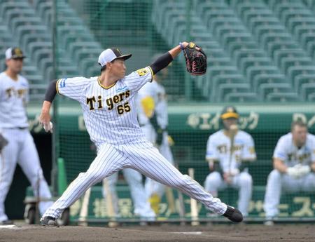 　シート打撃に登板して投げ込む湯浅（撮影・立川洋一郎）
