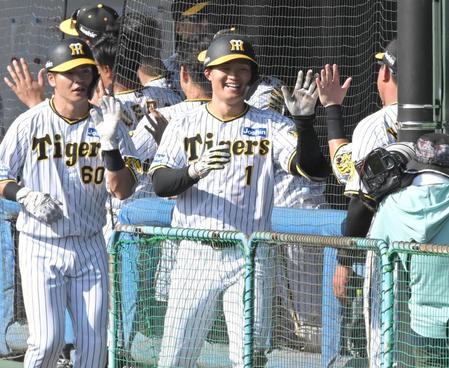 　７回、３ランを放ち、ナインとタッチを交わす森下（中央）＝撮影・高部洋祐