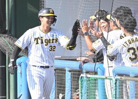 　７回、ソロを放ちナインとタッチを交わす井上（撮影・高部洋祐）