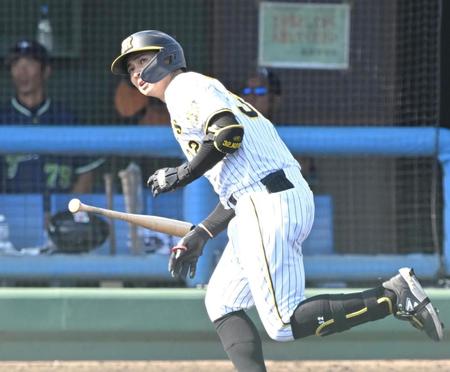 　７回、ソロを放ち駆け出す井上（撮影・高部洋祐）