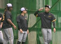 　ミエセス（左）に向かってギャルピースを決める岩崎（右）＝撮影・高部洋祐