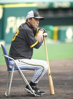 　シート打撃を見る岡田監督（撮影・北村雅宏）
