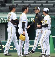 　登板を終えた（左から）茨木、門別の横を通って引き揚げる岡田監督（中央奥）＝撮影・立川洋一郎