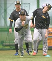 　登板に向け汗を流す村上（手前）＝撮影・高部洋祐