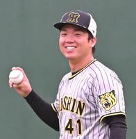 　キャッチボールの合間に笑顔を見せる村上（撮影・高部洋祐）