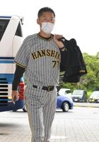 　球場入りする今岡コーチ（撮影・高部洋祐）