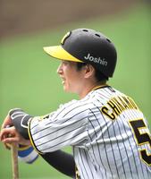 　シート打撃の順番待ちで柔らかな表情の近本（撮影・北村雅宏）