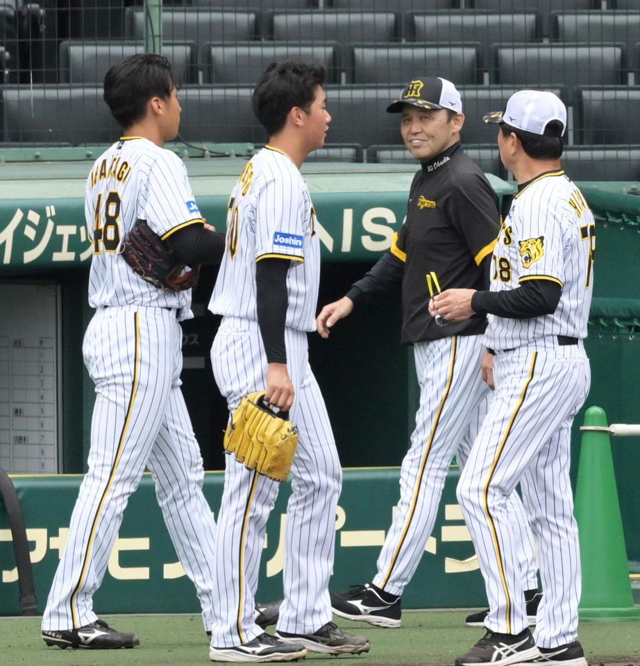 　登板を終えた（左から）茨木、門別の横を通って引き揚げる岡田監督（中央奥）＝撮影・立川洋一郎